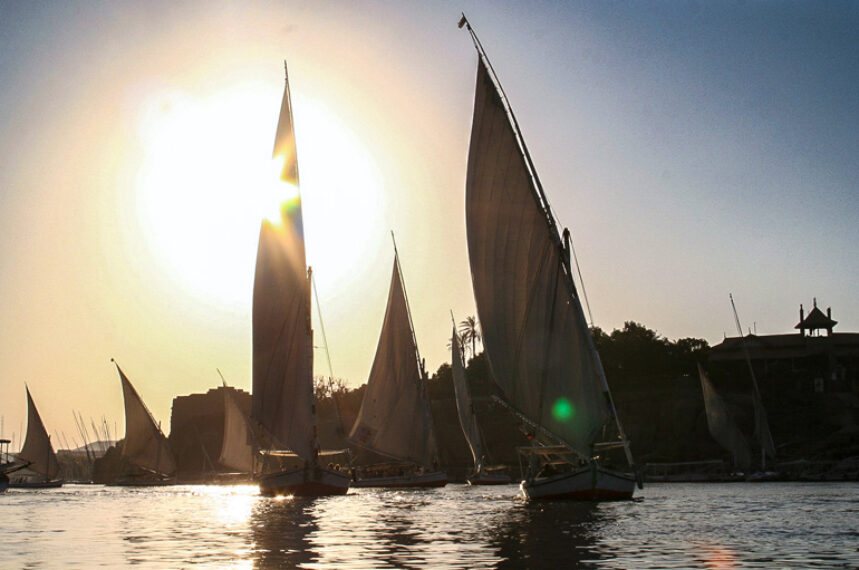 Elephantine_sailing_781px