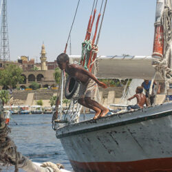 Nub-kid-jumping-from-felucca