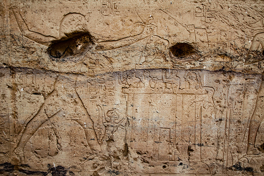 Egypt battling a Syrian City: See people falling from the city walls