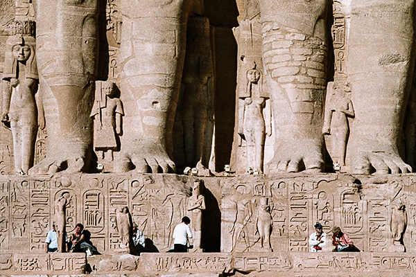 Abu-Simbel_Fuesse_002_3-24